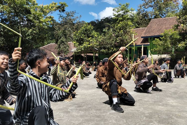 Cara Unik SMPN 39 Purworejo Rayakan Hari Anak Nasional, Buat Jaranan dari Pelepah Pisang dan Songkok dari Daun Durian