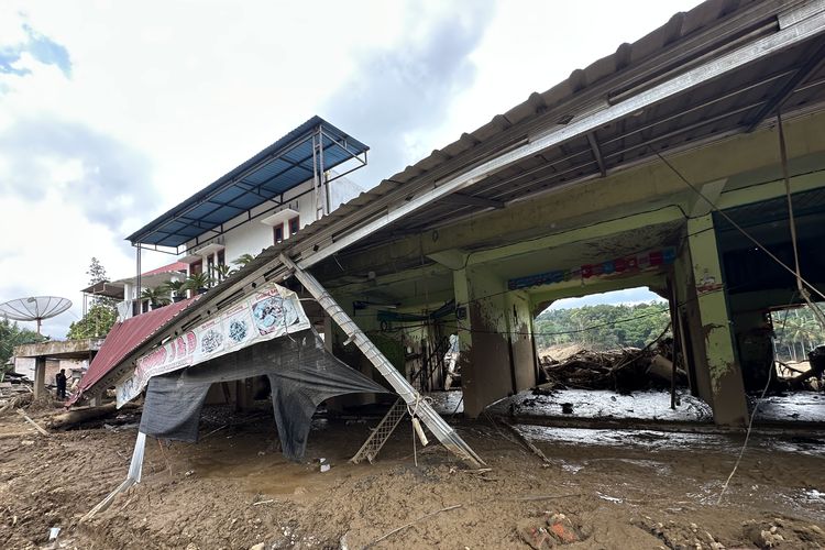Kondisi sebagian permukiman warga di Nagari Salareh Aia Timur, Palembayan, Agam, Sumatera Barat pada Jumat (5/12/2025) masih porak poranda. Sejumlah rumah di Jorong Subarang Aia bahkan hilang tersapu banjir bandang dan tertimbun lumpur.
