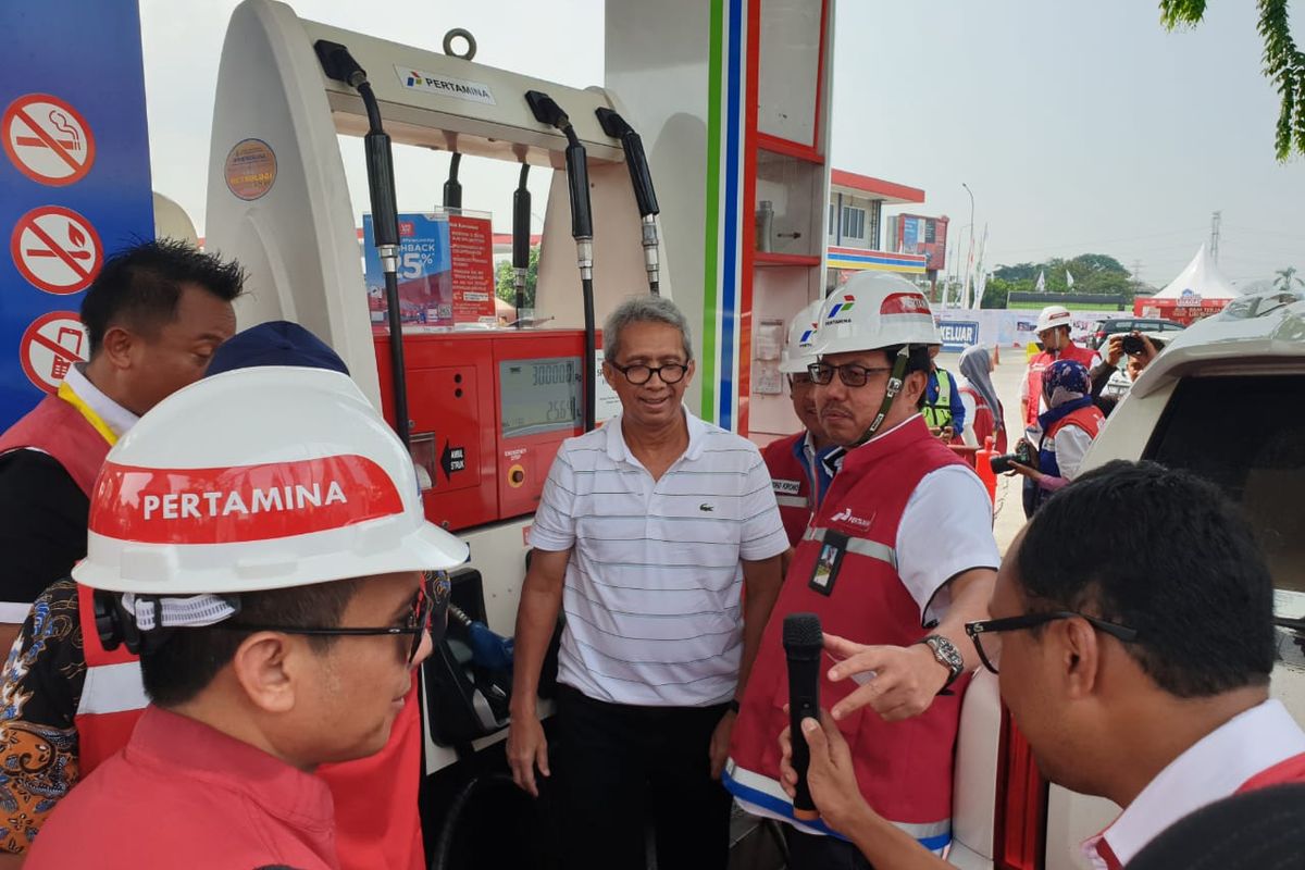 Direktur Pemasaran Retail PT Pertamina, Masud Khamid berbincang kepada customer di SPBU KM 57 Cikampek, Selasa (24/12/2019).