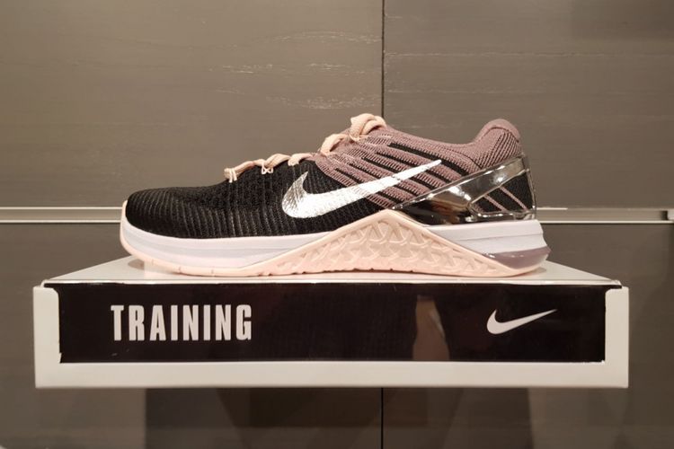 Sepatu training Nike