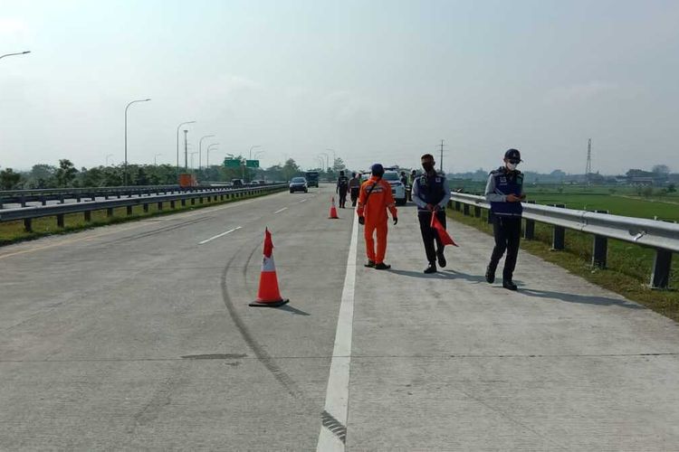 Lokasi Kecelakaan karambol libatkan empat bus, satu truk dan satu mobil terjadi di Jalan Tol 513.800 B, Kecamatan Kebakkramat, Kabupaten Karanganyar, Jawa Tengah.