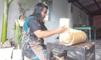 Ira Mencapai Kemandirian Ekonomi melalui Keripik Pelepah Pisang