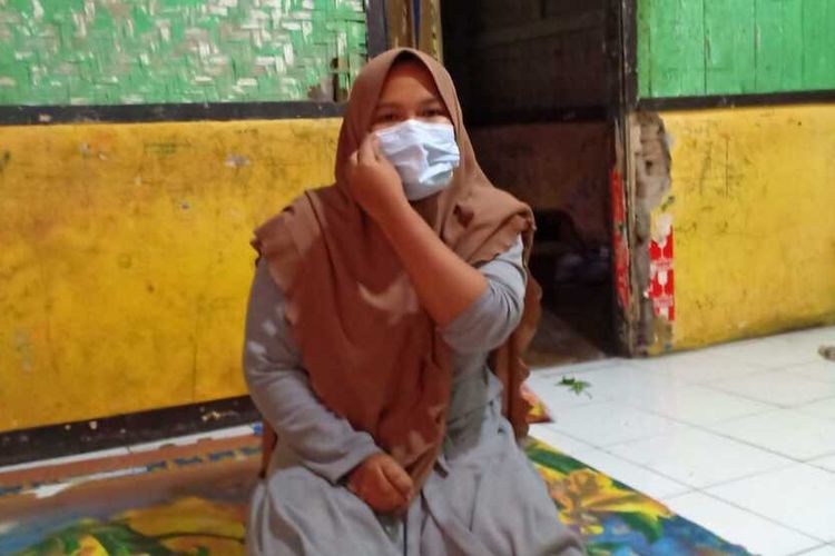 Novi, Ibu dari Rizky yang mengalami perundungan karena bersekolah menggunakan seragam dekil dan lusuh. Warga Baleendah, Kabupaten Bandung, Jawa Barat ini sempat menuliskan keluhannya di kolom pengaduan Jabar Quick Respon (JQR) dan akhirnya dipertemukan dengan Gubernur Jawa Barat Ridwan Kamil.