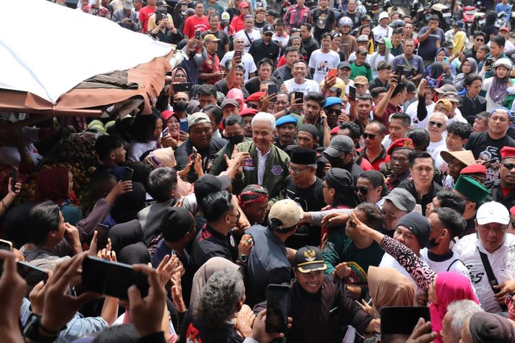 Calon presiden nomor urut 3 Ganjar Pranowo dikerumuni warga saat blusukan ke Pasar Induk Kajen, Pekalongan, Selasa (16/1/2024).