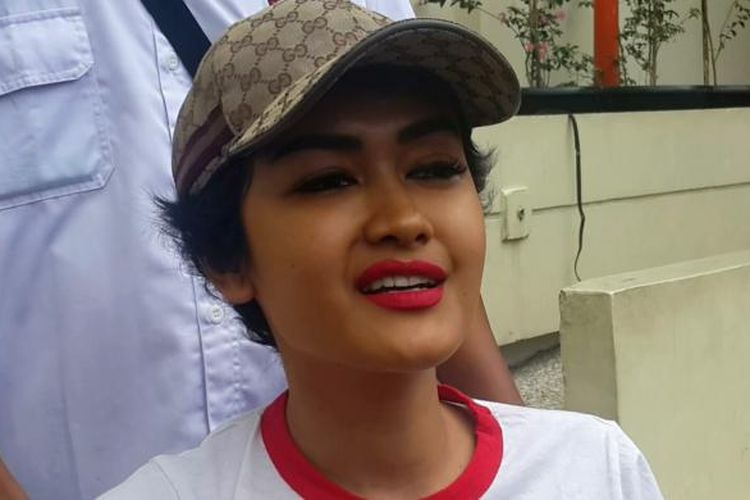 Penyanyi dangdut Julia Perez saat diabadikan di Rumah Sakit Dr Cipto Mangunkusumo (RSCM), Salemba, Jakarta Pusat, Sabtu (31/12/2016).
