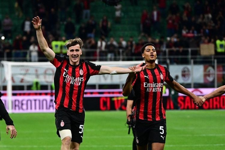 Alexis Saelemaekers (kiri) dan Koni De Winter (tengah) merayakan kemenangan usai laga Serie A Liga Italia antara AC Milan vs Napoli di Stadion San Siro di Milan, Italia utara, pada 28 September 2025. (Foto oleh Piero CRUCIATTI / AFP)