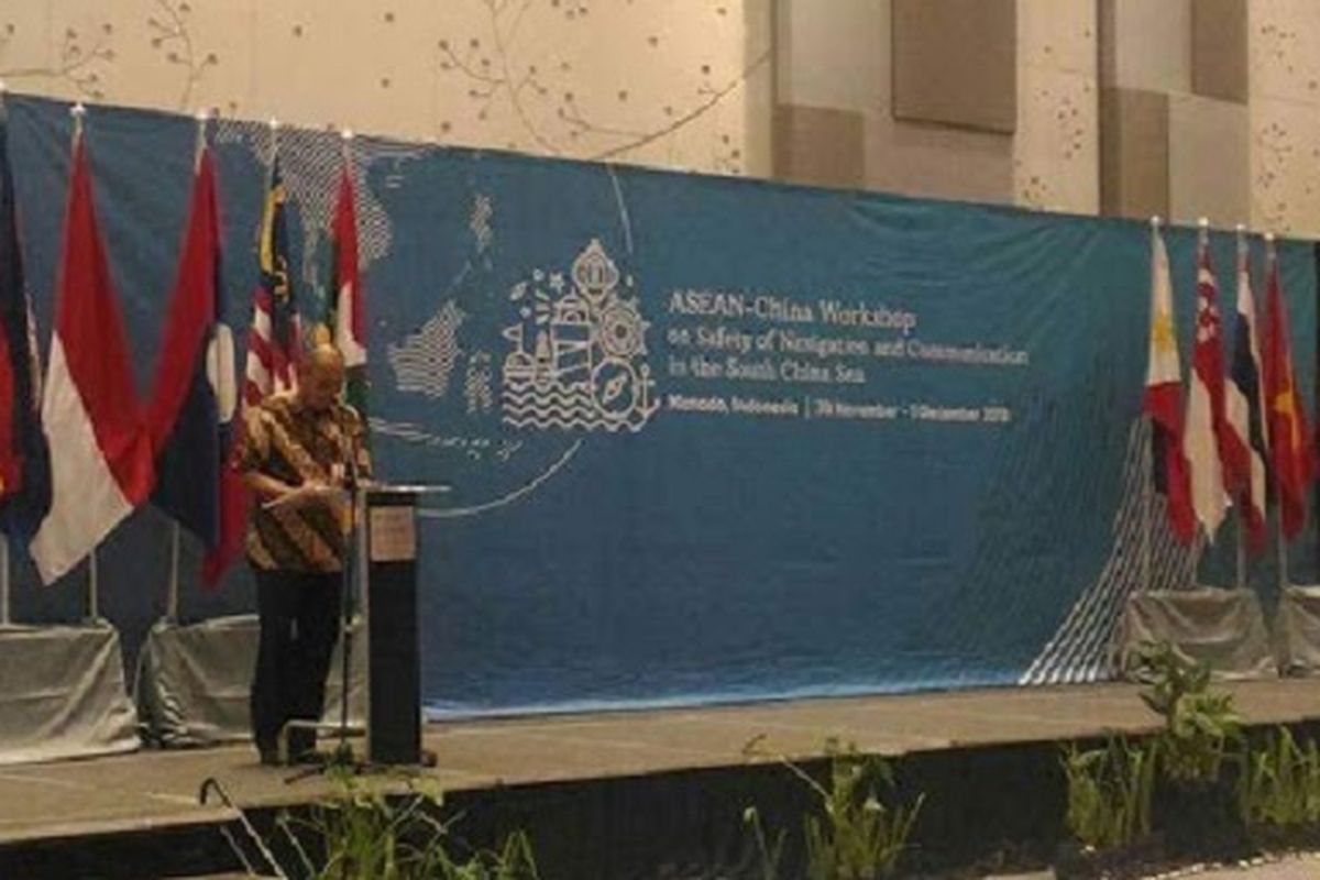 Asisten II Bidang Perekonomian dan Pembangunan provinsi Sulawesi Utara (Sulut) Rudi Mokoginta mewakili Gubernur Olly Dondokambey, saat membuka lokakarya ASEAN-China Workshop on Safety of Navigation and Communication In The South Cina Sea di Manado, Jumat (30/11/2018). 