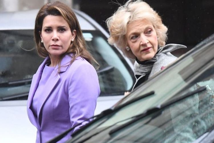 Putri Haya (kiri) tiba dengan kuasa hukumnya, Baroness Fiona Shackleton di Pengadilan Tinggi Inggris pada Februari 2020.
