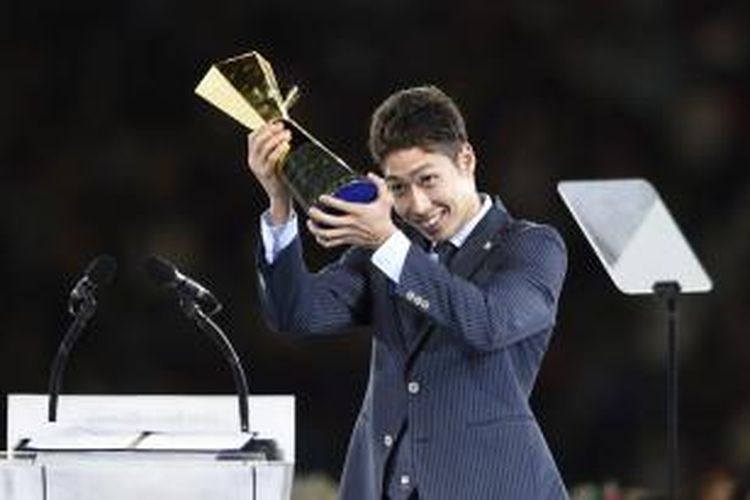 Perenang Jepang, Kosuke Hagino, mengangkat trofi MVP Asian Games 2014 pada upacara penutupan di Incheon, Korea Selatan, Sabtu (4/10/2014).