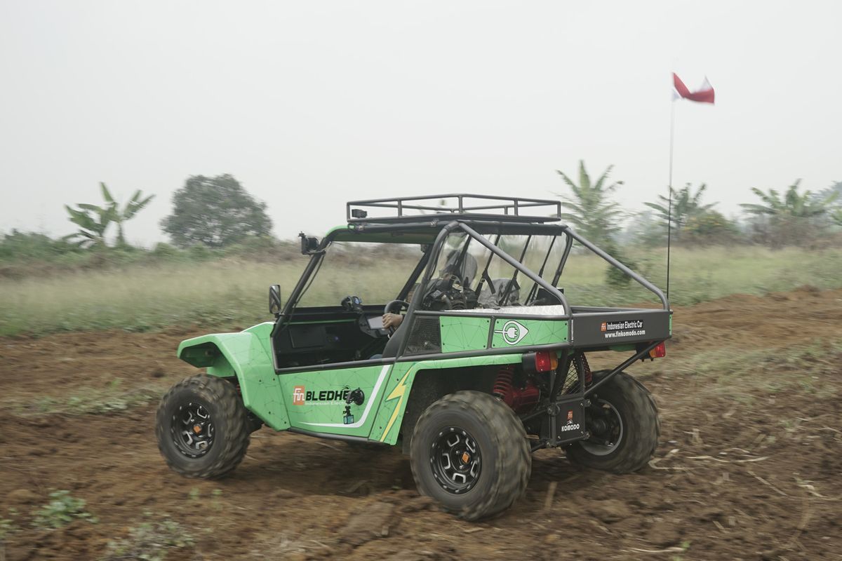 Fin Komodo Bledhex jadi model terbaru dari PT Fin Komodo. Mobil segala medan dengan motor listrik ini dicoba Kompas.com di kawasan Cimahi Jawa Barat