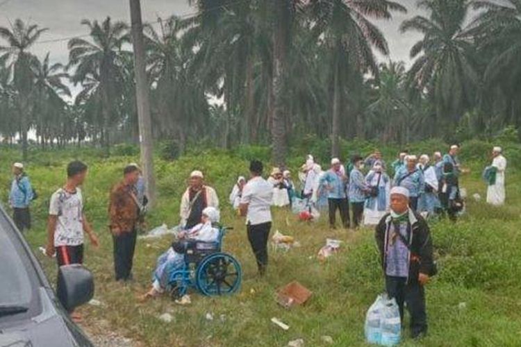 Bus jemaah haji Kabupaten Asahan mengalami kecelakaan di Jalan Lintas Sumatera, tepaunya di Kecamatan Meranti, Kabupaten Asahan, Jumat(7/7/2023). 