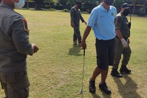 Satpol PP Tegur Pria yang Ngotot Main Golf di Taman Kota Saat Petugas Bersih-bersih