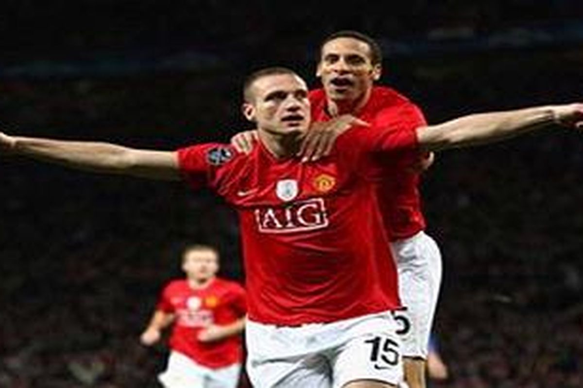 Nemanja Vidic (depan) dan Rio Ferdinand, dua defender yang menjadi jantung kekuatan Manchester United.