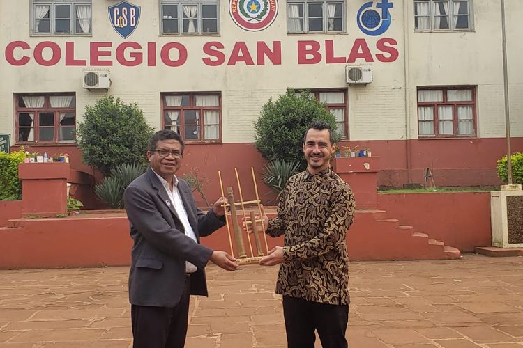 Romo Kornelius memegang angklung di Colegio San Blas