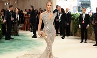Gaun Glamor J-Lo untuk Met Gala Dijahit hingga 800 Jam