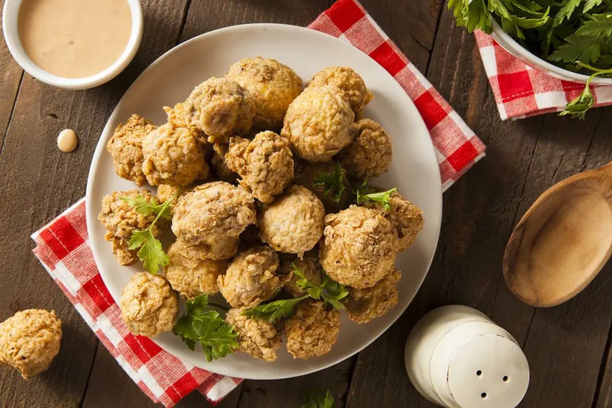 Jamur kancing goreng, luarnya crispy dalamnya lembut. 