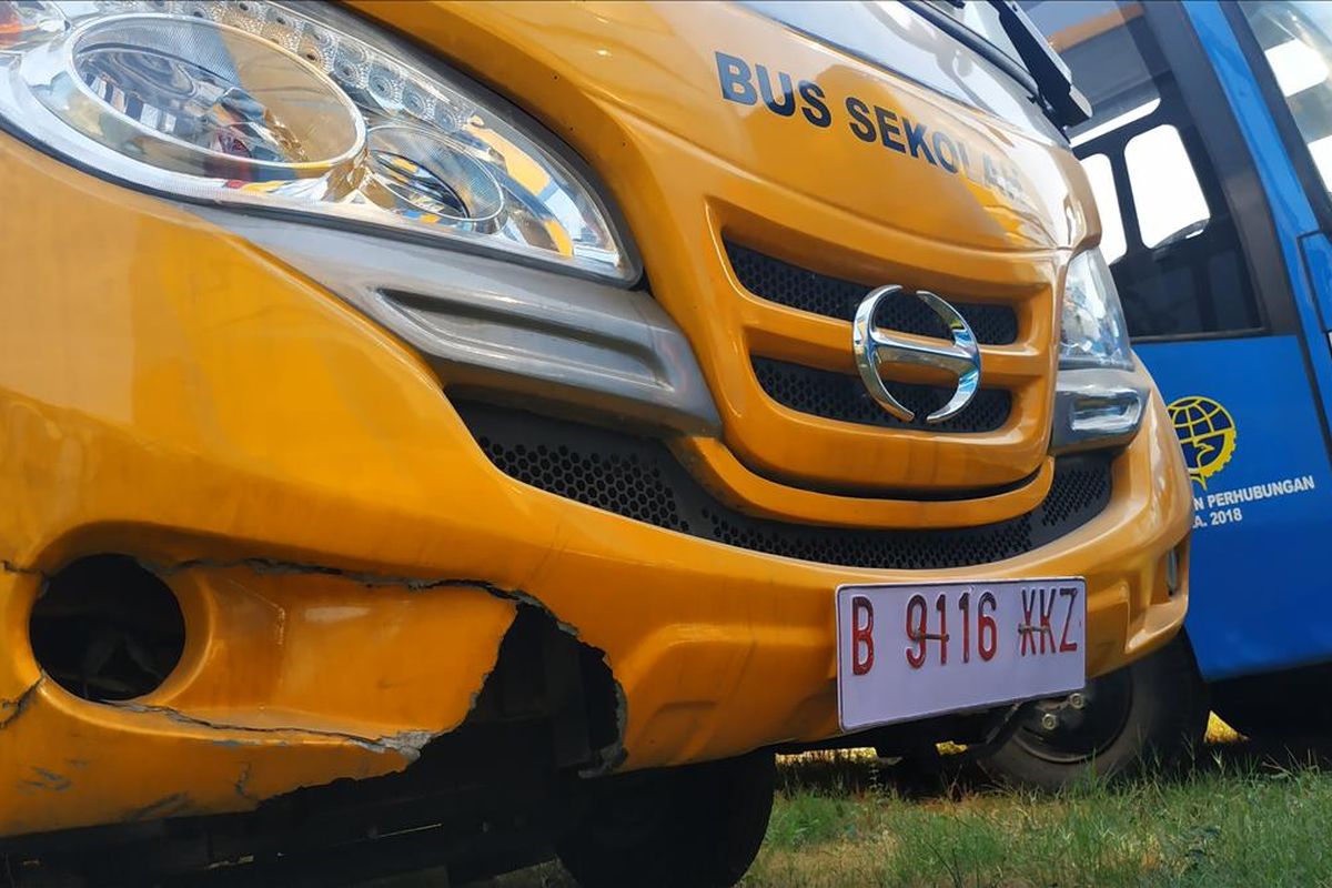 Bus sekolah Bekasi hasil hibah Kementerian Perhubungan Desember 2018 silam yang tak kunjung dioperasikan tampak mengalami pecah bemper depan.