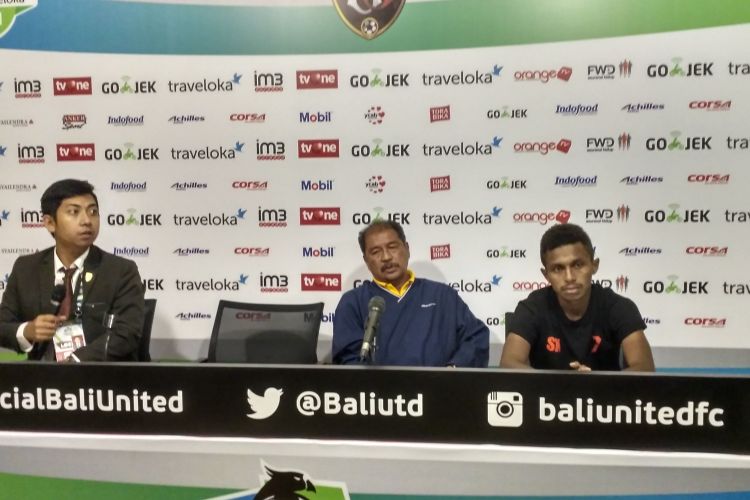 pelatih Perseru Yusack Sutanto (tengah) memberikan keterangan pers usai anak asuhnya ditaklukan Bali United 3-1