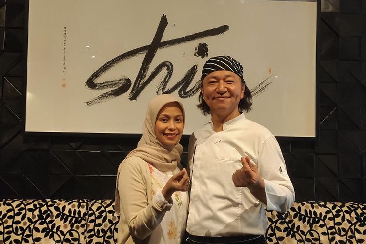 Kedua pendiri restoran Shin The Korean Grill, Savina Aziz dan Chef David Shin berfoto bersama di depan tulisan Shin yang memiliki arti dedikasi, Kamis (12/12/2019).