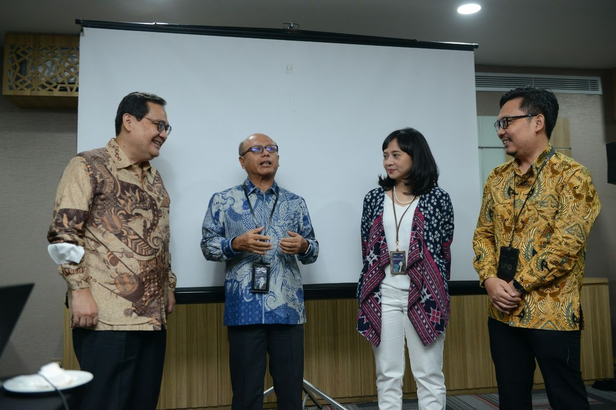 (Kiri ke Kanan) Reza Yamora Siregar - Head/Senior Executive Vice President at IFG Progress, Hexana Tri Sasongko -  Direktur Utama Indonesia Financial Group, Oktarina Dwidya Sistha - Sekretaris Perusahaan IFG dan  Ibrahim Kholilul Rohman - Senior Research Associate IFG Progress dalam Mini Media Gathering Indonesia Financial Group pada Rabu (10/5/2022)).