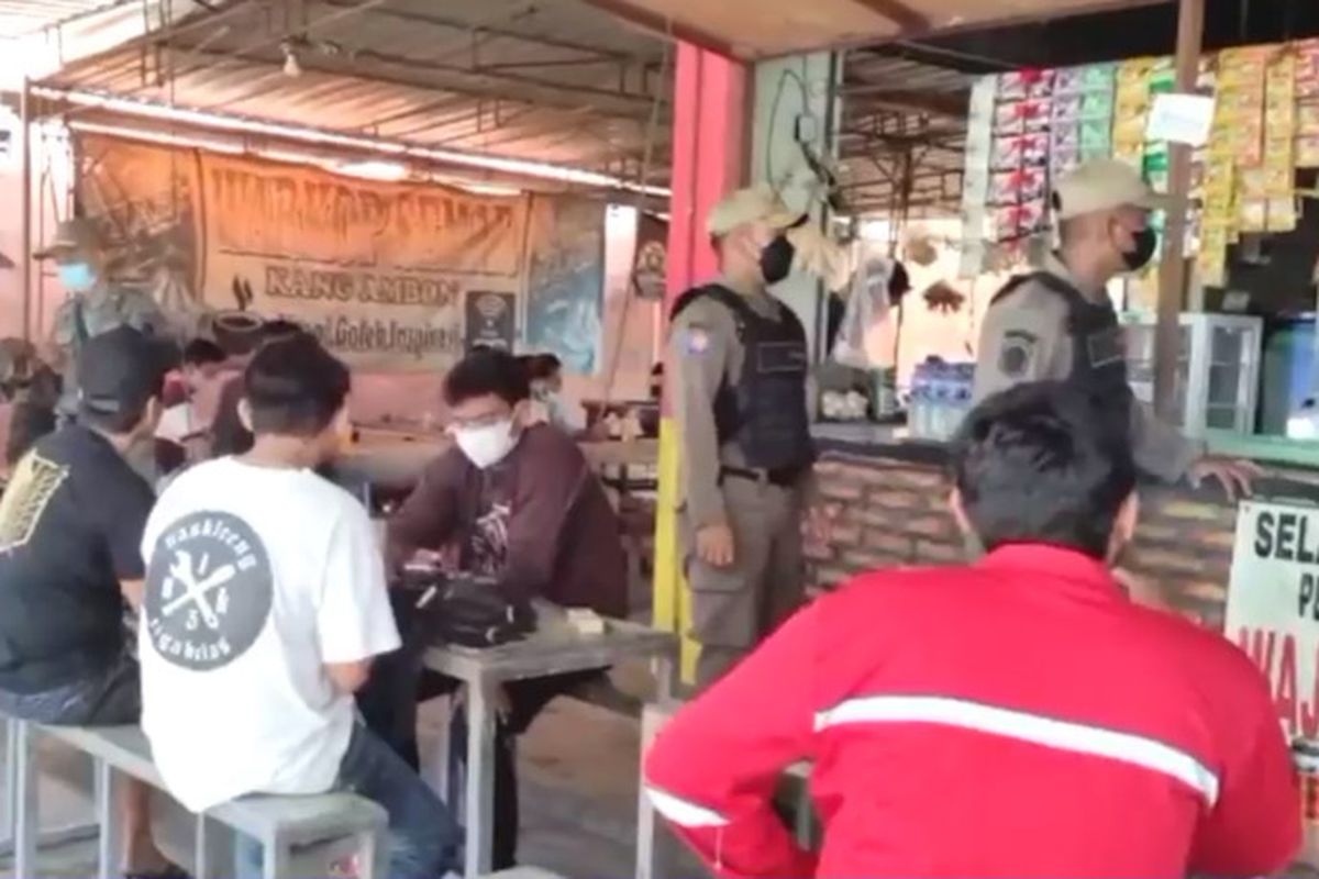 Petugas dari Satpol PP Gresik bersama Trantib Kecamatan Manyar, mendatangi warung kopi di Kecamatan Manyar yang buka siang hari tanpa dilengkapi tirai penutup, Selasa (12/4/2022).