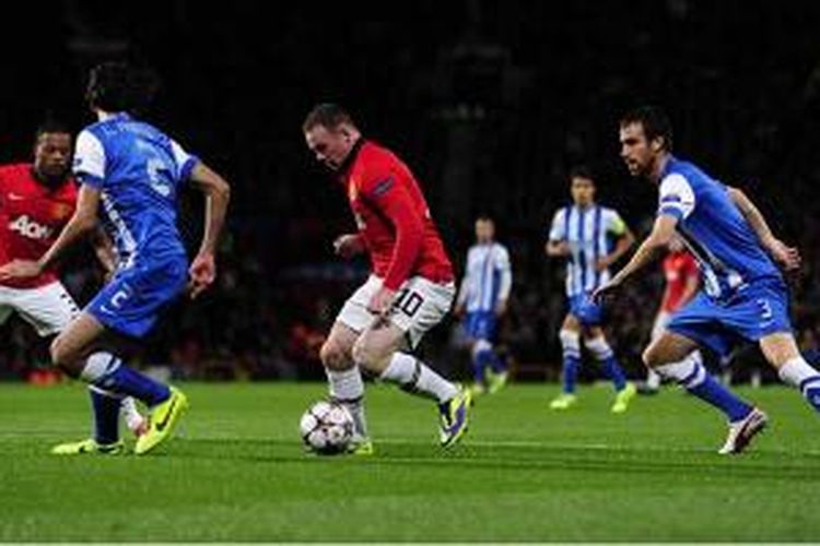 Striker Manchester United Wayne Rooney (tengah) berusaha melewati kepungan pemain Real Sociedad, sekaligus menjadi pemicu terjadinya gol bunuh diri yang dilakukan bek Inigo Martinez (tak ada di gambar) dalam laga fase Grup A Liga Champions, Rabu (23/10/2013).