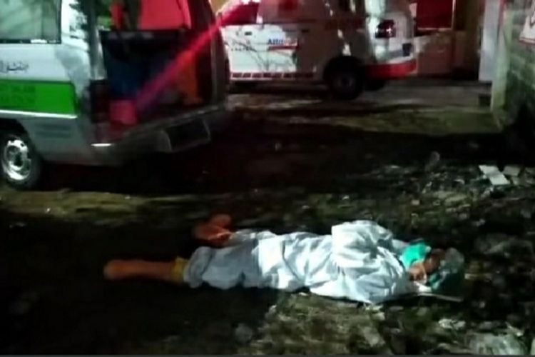 Video berdurasi satu menit yang mendokumentasikan sejumlah orang masih mengenakan alat pelindung diri (APD) lengkap tertidur pulas di zona tak nyaman di kawasan rumah sakit viral di media sosial.