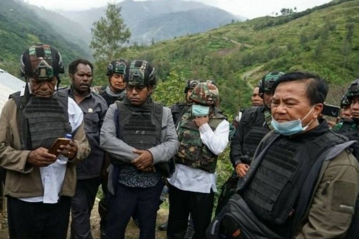 Members of the Joint Fact Finding Team [TGPF] scour for evidence in the killing of Papuan priest Yeremia Zanambani