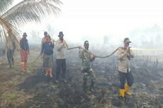 Petugas Berjibaku Memadamkan 29 Titik Kebakaran Hutan di Riau