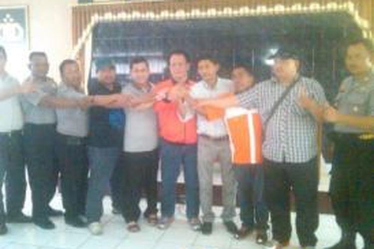 Panpel pertandingan Boby kusumahadi, ketua suporter Persija Larico, ketua suporter Slemania,  Ketua Supoter BCS dan Kapolres Sleman di markas Polres Sleman, Sleman, DI Yogyakarta, setelah melakukan koordinasi terkait keamanan laga Persija vs Persib Bandung, Senin (26/8/2013).   