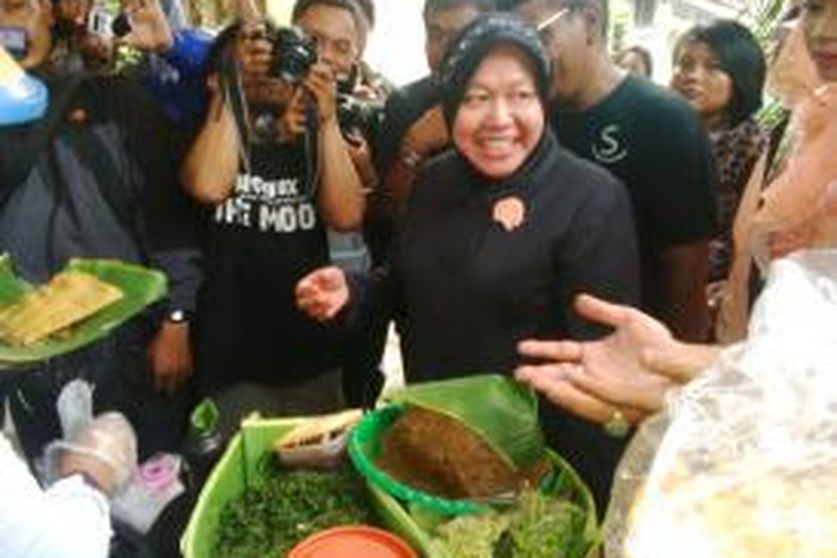 Risma membeli makanan Semanggi Suroboyo di festival Kampung Lawas Surabaya. 