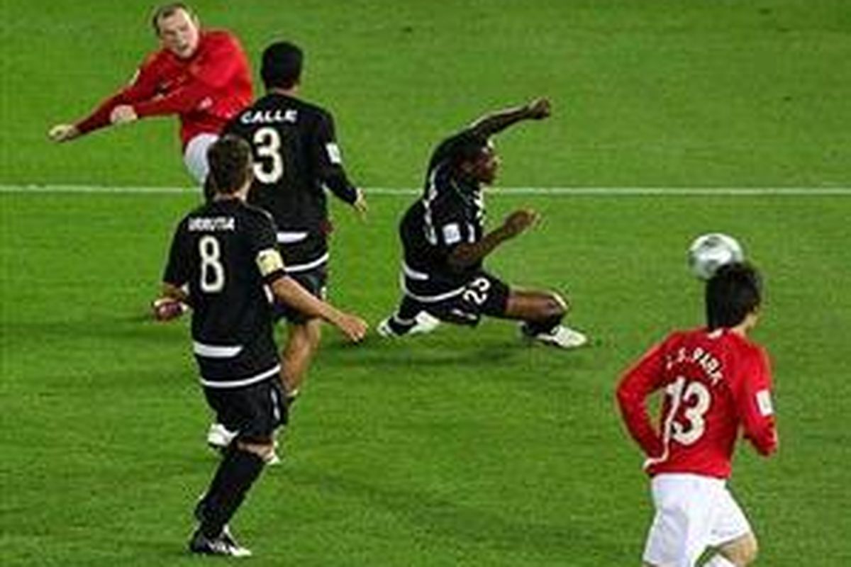 Wayne Rooney melakukan tendangan keras yang mencetak gol kemenangan Manchester United atas Liga De Quito, sekaligus menentukan gelar Piala Dunia Antarklub.