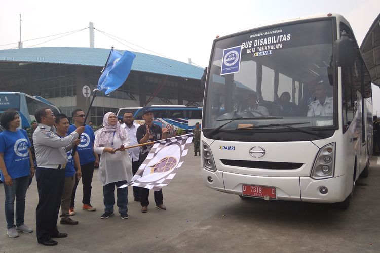 Budi Setiyadi melepas pemudik disabilitas di Jakarta, Sabtu (21/12/2019).