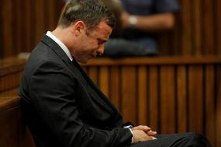 Pelari paralimpik Afrika Selatan Oscar Pistorius tak kuasa menahan tangis setelah hakim menyatakan dirinya tak bersalah atas dakwaan pembunuhan berencana terhadap kekasihnya Reeva Steenkamp.
