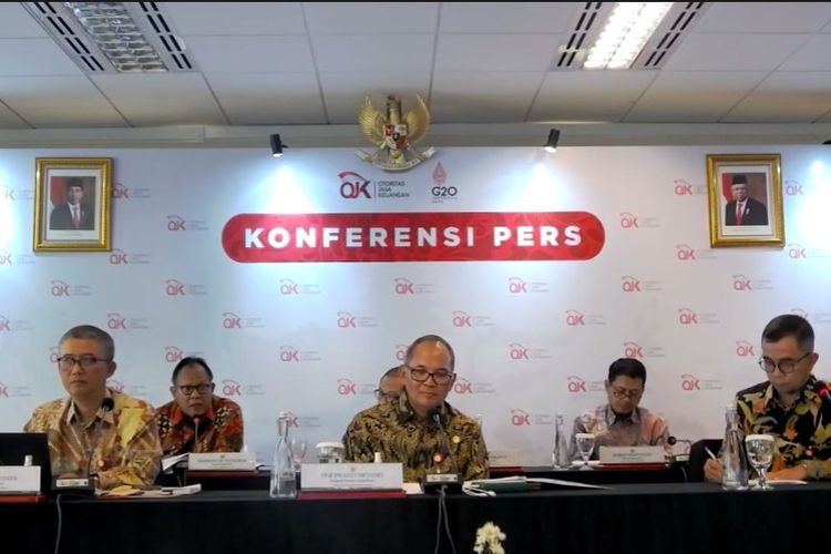 Deputi Komisioner Pengawas IKNB OJK Moch Ihsanuddin (kiri) dan Kepala Eksekutif Pengawas IKNB OJK Ogi Prastomiyono (tengah) saat konferensi pers, Selasa (13/9/2022).