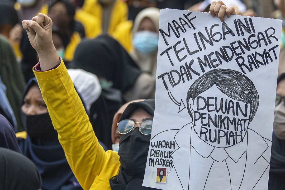Sejumlah mahasiswa yang tergabung dalam Aliansi BEM se Sumatera Selatan berdemo di Simpang Lima DPRD Provinsi Sumatera Selatan, Palembang, Rabu (7/10/2020). Mereka menuntut pencabutan UU Omnibus Law Cipta Kerja yang telah disahkan oleh DPR, karena dinilai merugikan para pekerja di Indonesia. ANTARA FOTO/Nova Wahyudi/foc.
