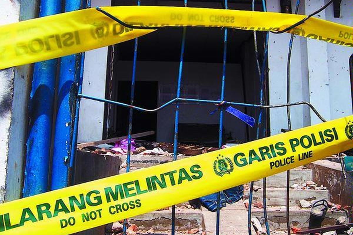 Kondisi asrama putri mahasiswa Sekolah Tinggi Teologia Injili Arastamar (Setia) di Kampug Pulo, Pinang Ranti, Makasar, Jakarta Timur, Senin (28/7), dipasangi garis polisi. Semua mahasiswa Setia kini sudah dievakuasi.  