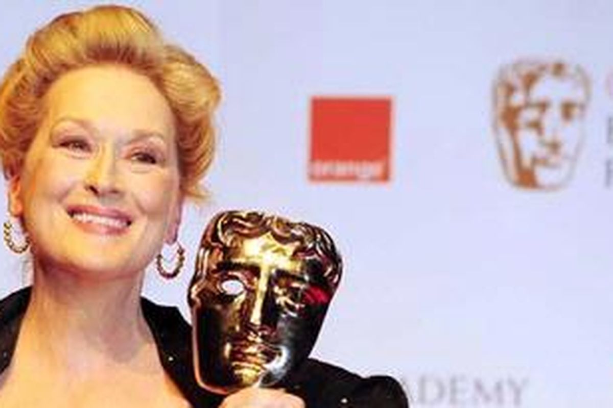 Aktris Meryl Streep saat menerima the BAFTA British Academy Film Awards at the Royal Opera House, London,  12 Februari 2012.
