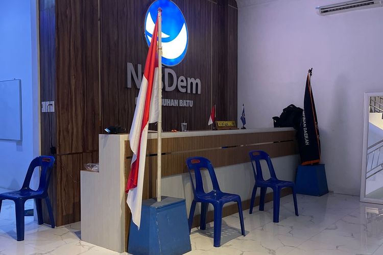 Komisi Pemberantasan Korupsi (KPK) menyita aset tanah dan bangunan milik Bupati nonaktif Labuhan Batu, Sumatera Utara, Erik Adradta Ritonga (EAR) yang digunakan sebagai Kantor Dewan Pimpinan Daerah (DPD) Partai Nasdem, Kamis (2/5/2024).