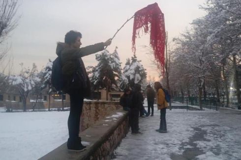 Protes Aturan Hijab, Perempuan di Iran Ditangkap