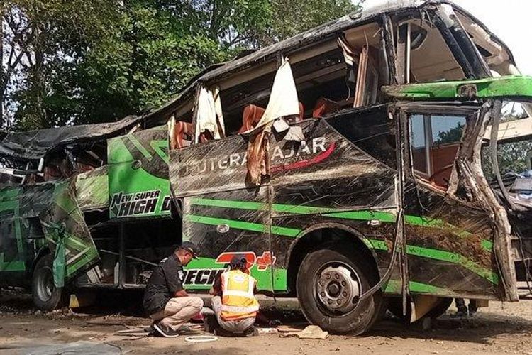 KNKT dan Dishub serta mekanik Hino lakukan pemeriksaan bangkai bus maut Trans Putera Fajar, Senin (13/5/2024), yang mengalami kecelakaan maut di Ciater, Subang, Jabar, Sabtu (11/4/2024).
