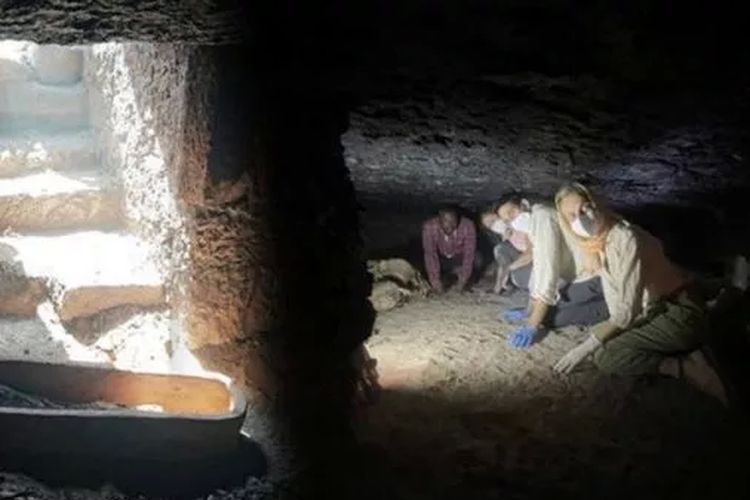 Para arkeolog menemukan 20 mumi. Penemuan puluhan mumi ini ditemukan saat tim menggali makam Cleopatra di sebuah situs kuno di Mesir. 