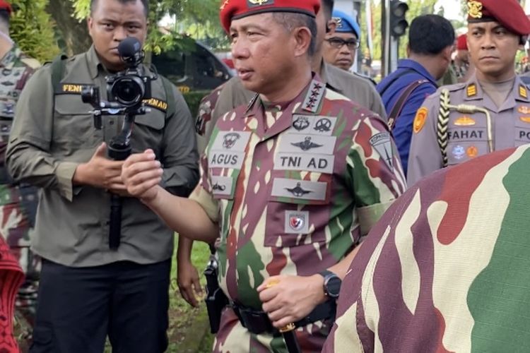Panglima TNI Jenderal Agus Subiyanto usai menghadiri peringatan hari ulang tahun (HUT) ke-72 Korps Baret Merah di Markas Kopassus, Cijantung, Jakarta Timur, Selasa (30/4/2024).