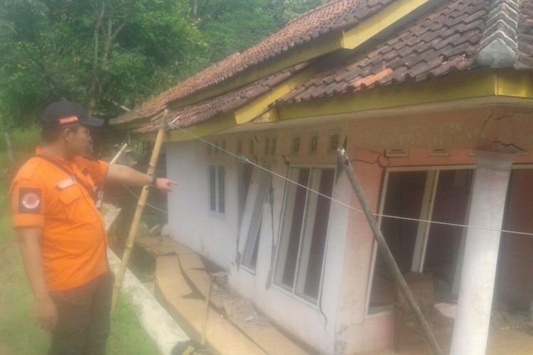 Sebuah rumah di Dusun Cimanintin Blok Babakan Sawah, 01/03 Desa Cimanintin, Kecamatan Jatinunggal  Kabupaten Sumedang, mengalami kerusakan berat lantaran tanah di bawahnya bergerak. Hingga Rabu (28/2/2018), retakan bertambah 100 cm.