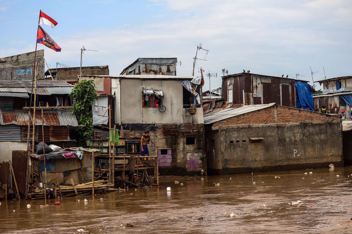 Suasana debit air di bantaran sungai ciliwung naik di Kawasan Manggarai, Jakarta Pusat, Selasa (22/9/2020). Sebelumnya, Bendung Katulampa, Bogor, Jawa Barat berstatus siaga 1 dengan tinggi muka air (TMA) mencapai 240 sentimeter pada pukul 18.00 WIB. Hal tersebut dikarenakan wilayah Bogor, Jawa Barat diguyur hujan deras.