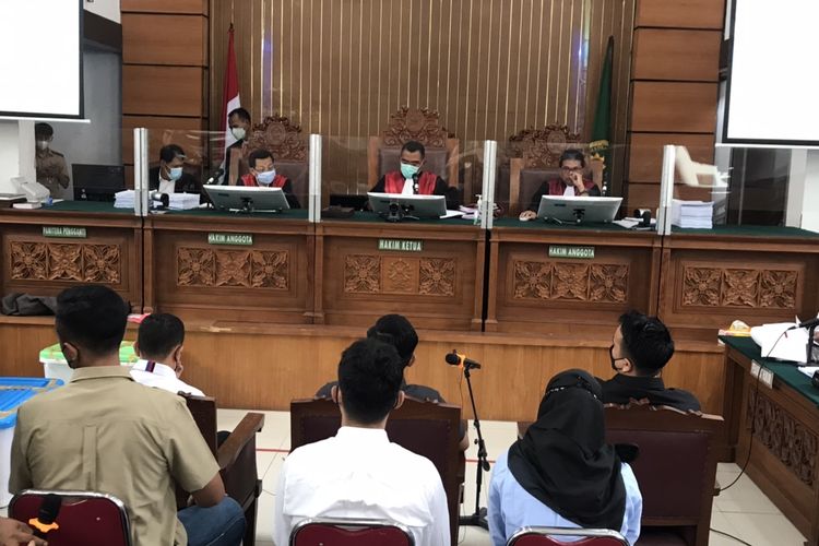 Sebanyak 10 orang saksi hadir dalam sidang kasus pembunuhan berencana terhadap Nofriansyah Yosua Hutabarat atau Brigadir J, dengan terdakwa Ricky Rizal dan Kuat Ma’ruf di Pengadilan Negeri (PN) Jakarta Selatan, Rabu (9/11/2022).
