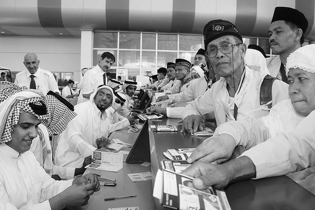 Bandara Arab Saudi memeriksa dokumen jemaah haji saat mereka tiba di Red Sea City, Jeddah, Senin (9/11) malam, untuk menunaikan ibadah haji pada musim kali ini. Sekitar tiga juta orang menunaikan ibadah haji pada musim kali ini, termasuk satu juta di antaranya datang dari Arab Saudi.