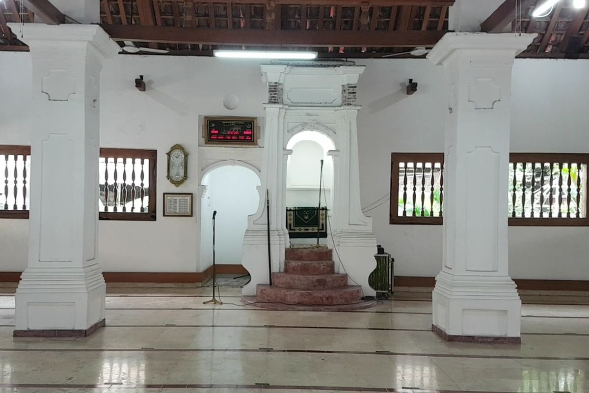 Tampak dalam ruang sholat utama Masjid Jami Angke Al-Anwar 