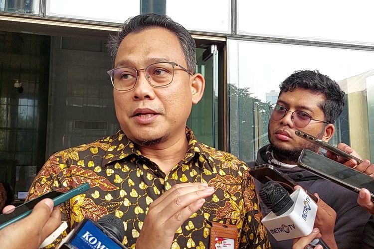 Juru Bicara Penindakan dan Kelembagaan KPK Ali Fikri mengatakan pihaknya meminta Direktorat Jenderal Imigrasi mencegah Wakil Menteri Hukum dan Hak Asasi Manusia (Wamenkumham) Eddy Omar Sharif Hiariej bepergian ke luar negeri, Kamis (30/11/2023).