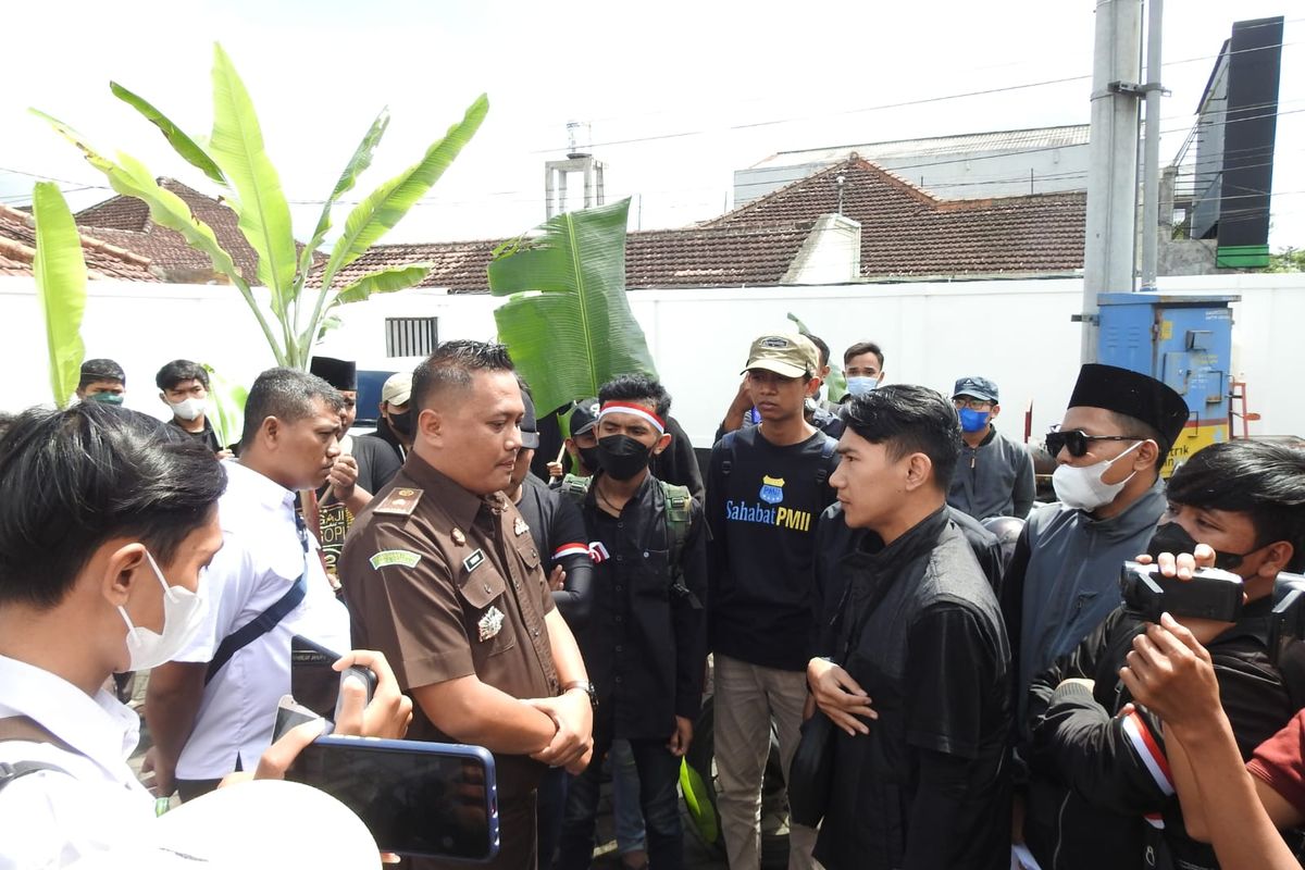 Mahasiswa Lumajang Desak Kejaksaan Negeri Lumajang segera tetapkan tersangka dugaan korupsi program pembibitan pisang mas kirana, foto diambil Senin (8/8/2022)